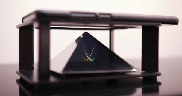 Hologram show smartphone szökőkút. A jövő technológia mozgatható holografikus képernyő-ra rózsaszín háttér. 4k ProRes — Stock videók