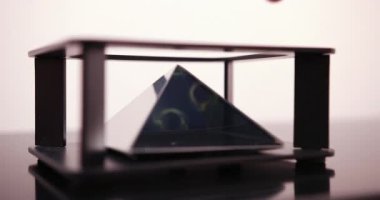 Erkek Hands göster akıllı telefon lazer Circle hologram. Pembe arka planda gelecekteki teknoloji mobil holografik ekran Ile adam. 4k ProRes