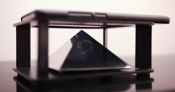 Hologram show op smartphone Laser Circle. De toekomstige technologie mobiele holografische scherm op roze achtergrond. 4k ProRes — Stockvideo