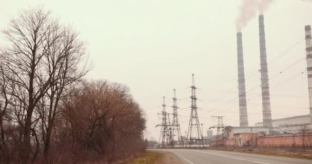 Il y a une fumée de la centrale. Problème environnemental. Une centrale électrique a été construite près de la route. Pollution atmosphérique. Panorama. Prores 4K — Video