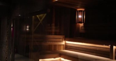 Beş yıldızlı otel güzel aydınlatma Ile pahalı Ahşap sauna. ProRes, yavaş hareket