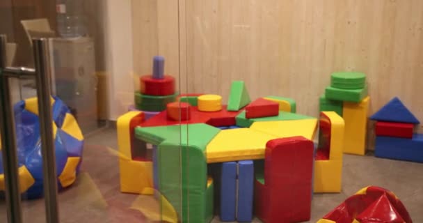 明亮的儿童游戏室。在红色和蓝色球的形式的扶手椅。修剪, 慢动作 — 图库视频影像