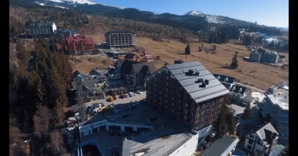 Аэрофотосъемка. Вид на пятизвездочный отель на фоне гор с воздуха. Прорес — стоковое видео