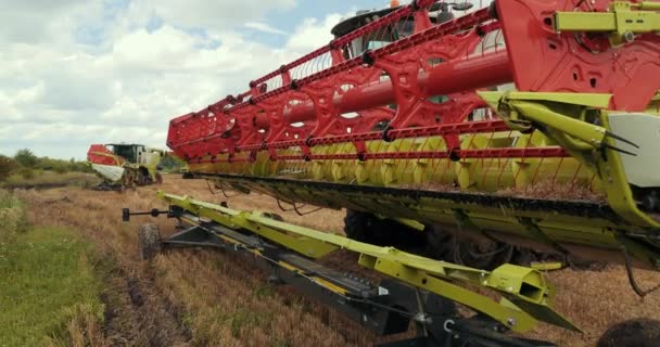 La fine del mietitore entra nel rimorchio di trasporto. Harvester parcheggio l'intestazione in un rimorchio scatola speciale per il trasporto di intestazione. Prores, rallentatore — Video Stock