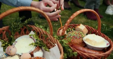 Çocuk paskalya sepetinde duran bir mum yakıyor ve mum söner. Prores, Yavaş Hareket