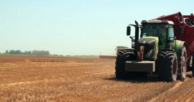 Tanklı dev traktör, yaz sonu, çavdar ön planda. Prores, Yavaş Hareket