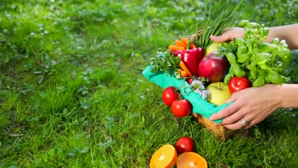 手はベージュの布から木製のバスケットで野菜や果物を修正します。プロレス, スローモーション, 4k — ストック動画