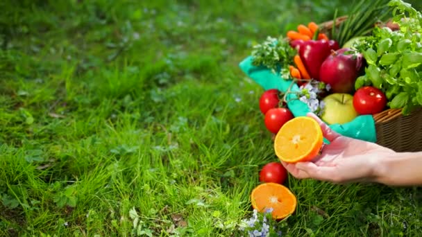 Mão corrige legumes e frutas na cesta de madeira de pano bege. Prores, câmera lenta, 4k — Vídeo de Stock