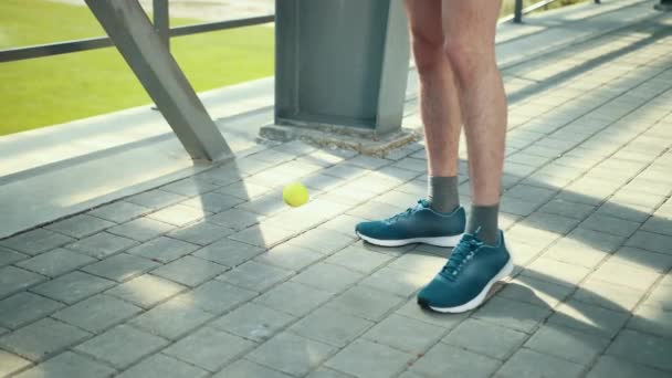 Slow Motion Close Up Footwork Of Young Athletic Masculino Saltando De Maneira Brincalhona De Lado a Lado Enquanto Pratica Com Uma Corda De Salto. O cara pula perto dos pilares de metal no fundo do — Vídeo de Stock