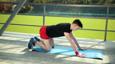 Yakışıklı Genç Adam Bir Mat Üstüne Hamstring Stretch Egzersiz Yapıyor