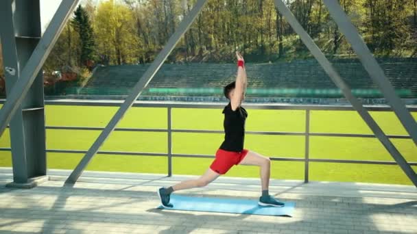 Junger sportlicher Mann beim Aschtanga-Yoga. Freiheit, Gesundheit und Yoga-Konzept. Prores, Zeitlupe — Stockvideo