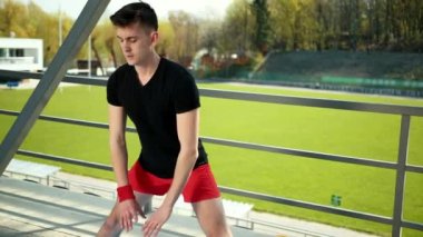 Ashtanga Yoga Yapan Genç Sporcu. Özgürlük, Sağlık ve Yoga Konsepti. Dualar, Yavaş Hareket