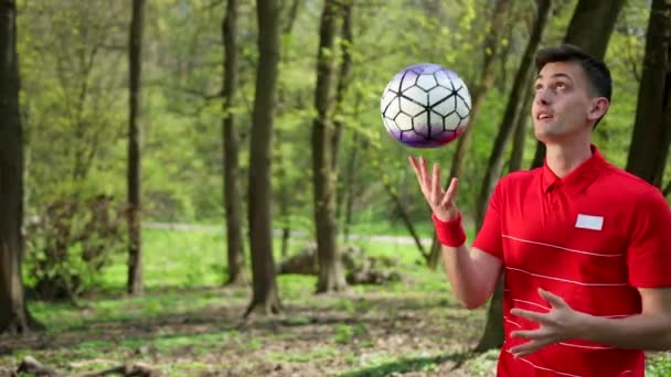 Pretty guy throws the ball in his head and throws it from hand to arm. — Stock Video