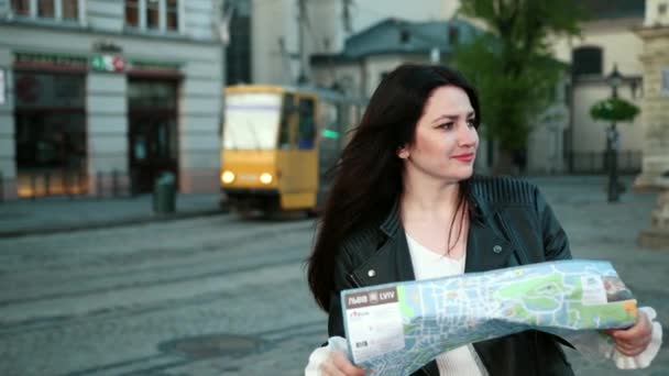 Tatil ve seyahat konsepti, Genç mutlu kadın Ukrayna 'da seyahat ve Lviv Simgesel yapılar bakıyor — Stok video
