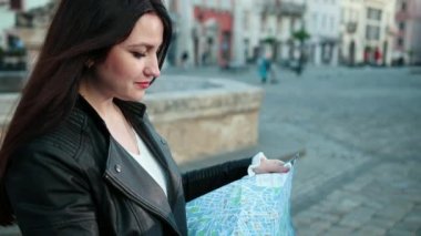 Harita üzerinde doğru hedef arayan kadın. Seyahat. yakın çekim