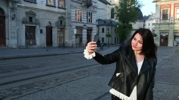 Giovane signora costruttore fa selfie sul suo smartphone, concetto di comunicazione — Video Stock