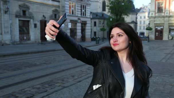 Jeune femme constructeur fait selphies sur son smartphone, concept de communication — Video