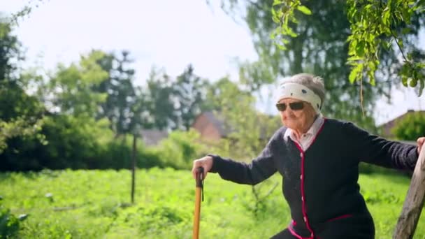 Très vieille femme faisant des sports de plein air . — Video
