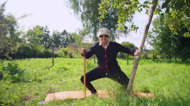 Mujer muy anciana haciendo deportes al aire libre . — Vídeo de stock