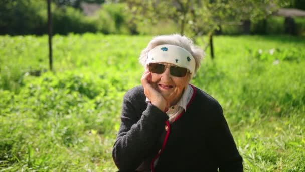 Retrato de uma mulher velha de uma longa vida que tem 100 anos . — Vídeo de Stock