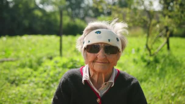 Porträt einer alten Frau, einer langjährigen Frau mit Sonnenbrille — Stockvideo