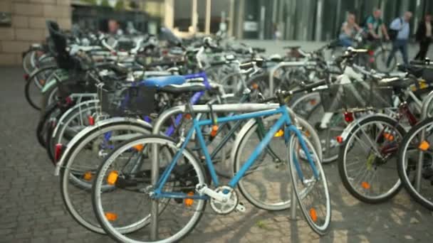 Cykelparkering på stadsgatan. Grupp cyklar. — Stockvideo