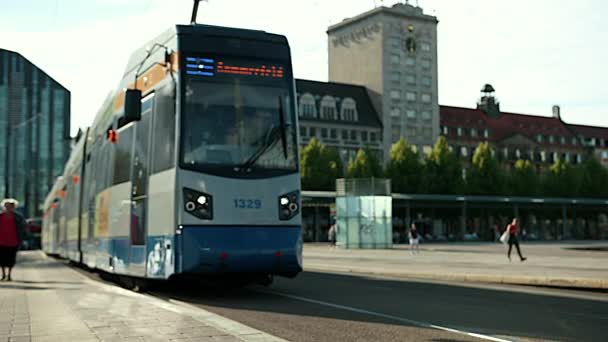 Modern tramvay istasyona varır. Pssengers salona girmek — Stok video