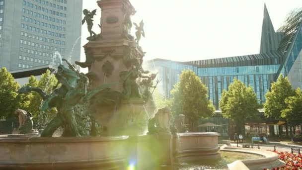 Плавний повільний рух камери перед фонтаном Менде з водяними бризками . — стокове відео