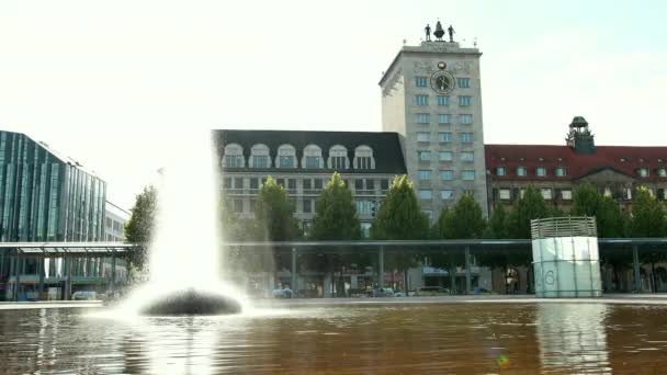 Vacker fontän i bakgrunden egyptiska museet för universitetet i Leipzig — Stockvideo