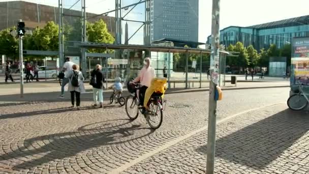 Az emberek áthaladnak az úton egy gyalogos és kerékpáros folyosón. — Stock videók