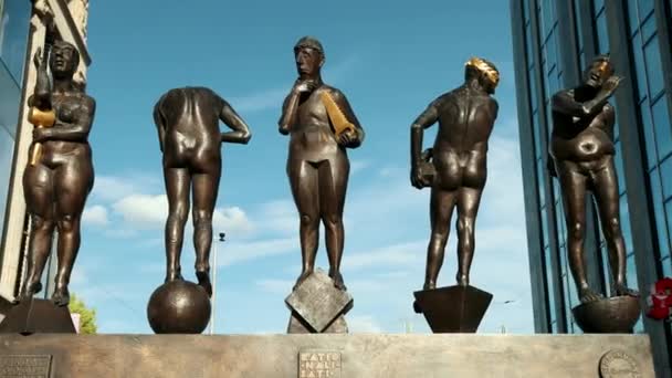 Statue in metallo di diversi tipi di persone . — Video Stock