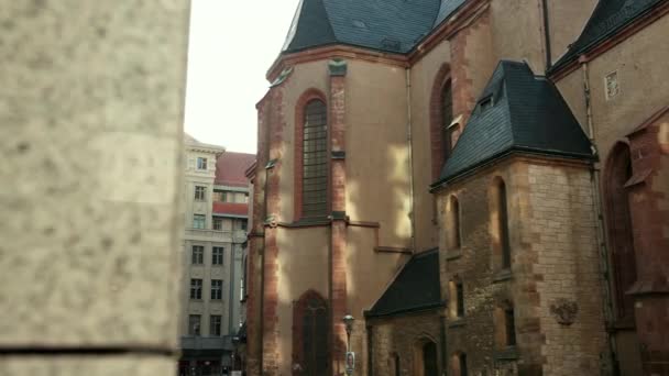 Kyrkan St Thomas i Leipzig. Johann Sebastian Bach arbetade här från 1723 till sin död — Stockvideo