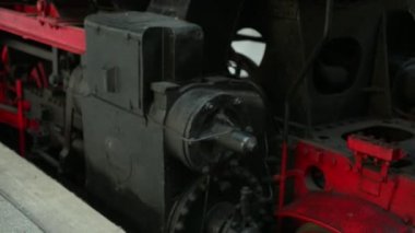 Lokomotif platformun durağında duruyor ve kalkış alada hazırlanıyor.