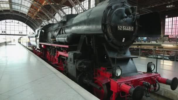 Locomotive stands at the stop of the platform and is preparing for departure. — Stock Video