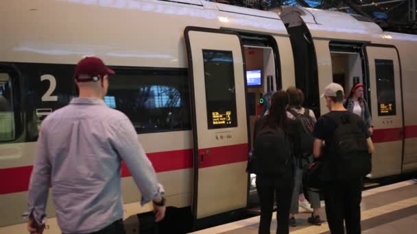 Portes du train de chariots sont ouverts, les gens vont au quai de la gare — Video