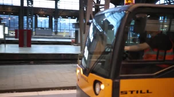 Сервісний візок для перевезення вантажів йде на залізничний вокзал — стокове відео