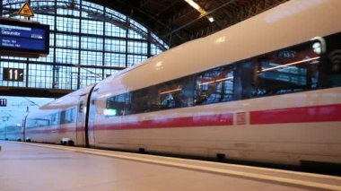 platformdan ayrılan tren istasyonunda vagonlar ile tren