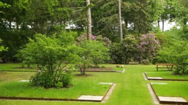 Avrupa'da çeşitli anıtlar, aile mezarları, banklar, ağaçlar ile eski mezarlık.