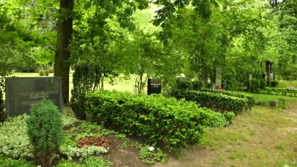 Starý hřbitov s různými památkami, rodinné hroby, lavičky, stromy v Evropě. — Stock video