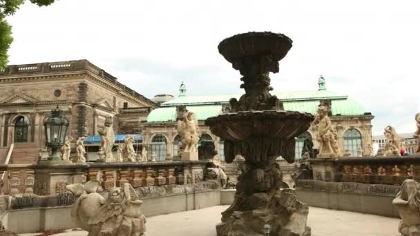 Closeup kamenná socha potomka Faunovou v paláci Zwinger v Drážďanech, Německo — Stock video