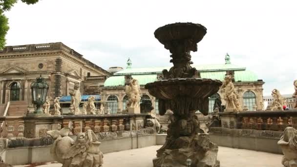 Statua in pietra di fauno bambino al palazzo Zwinger a Dresda, Germania — Video Stock