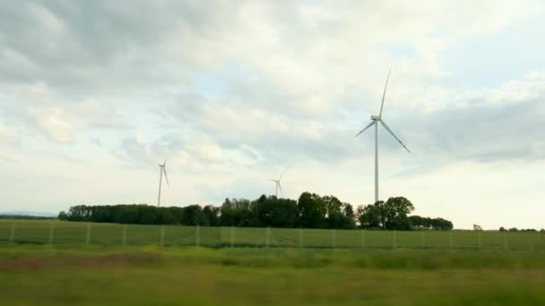 Väderkvarn turbiner utnyttja ren, grön, vindenergi — Stockvideo