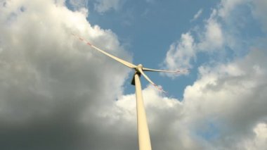 Gün batımında tek rüzgar türbini elektrik jeneratörü. Güzel mavi gökyüzü