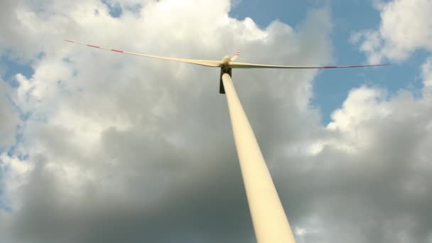 Vindenergi turbiner fält med blå himmel och vita moln. — Stockvideo