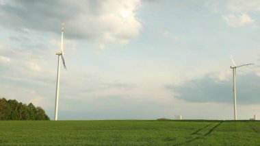 Renkli bulutlu gökyüzü ile elektrik enerjisi üretimi için rüzgar türbinleri