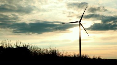 Temiz, yeşil, rüzgar enerjisini kullanan yel değirmeni türbinleri