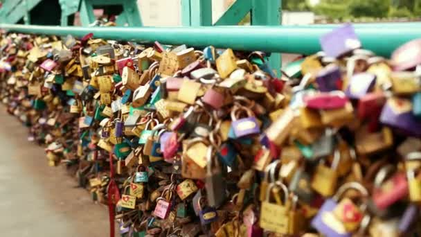 Kärlek låser på bron över floden. — Stockvideo