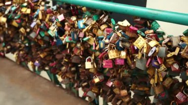 Nehir üzerindeki Köprü'de aşk kilitleri.