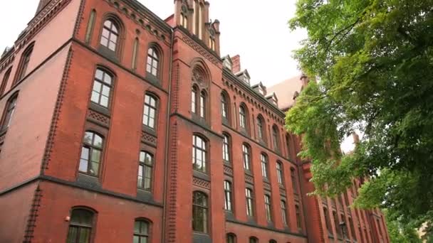 Camera movement apartment block of red brick, for office or dwelling. — Stock Video