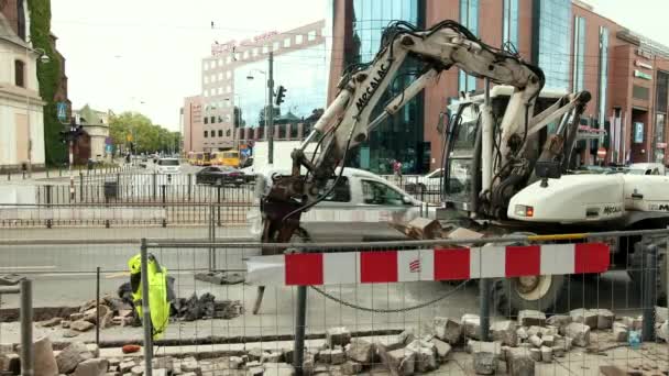 Traktorral hidraulikus Hammer az aszfaltfelület elpusztítása — Stock videók